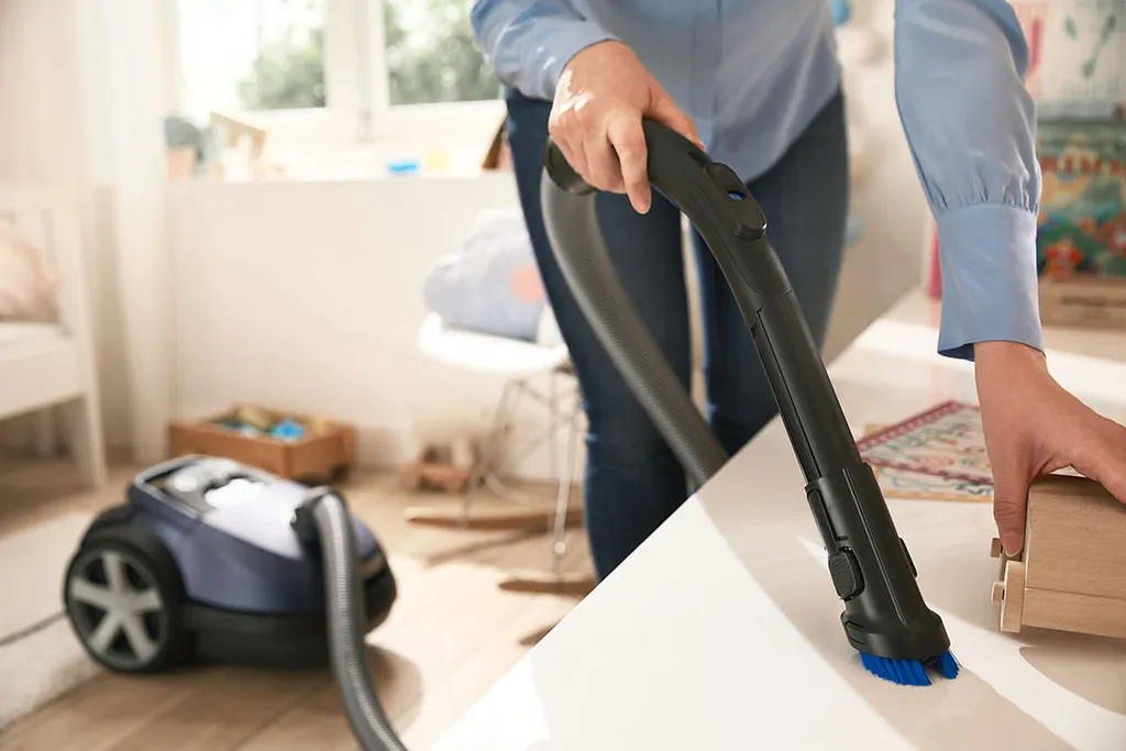 Philips Performer Silent Beutel Staubsauger, Allergiefilter, 99.9 % Staubaufnahme, 750 W, Rot (FC8784/09) – Bild 7