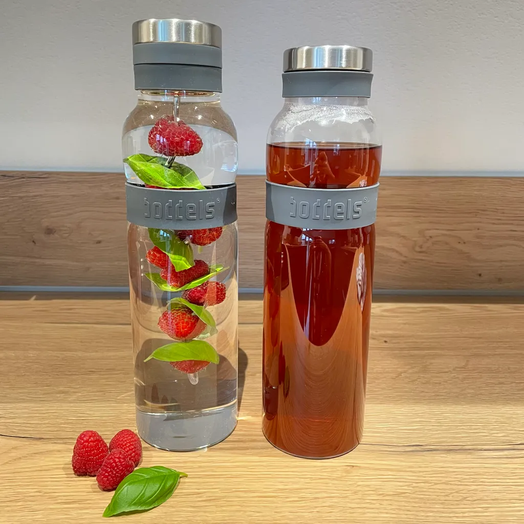 2er Set Glaskaraffen Mit Deckel - BODDELS SUND Wasserkaraffe Mit Fruchtspieß Und Filter 1,1L Anthrazit – Bild 2